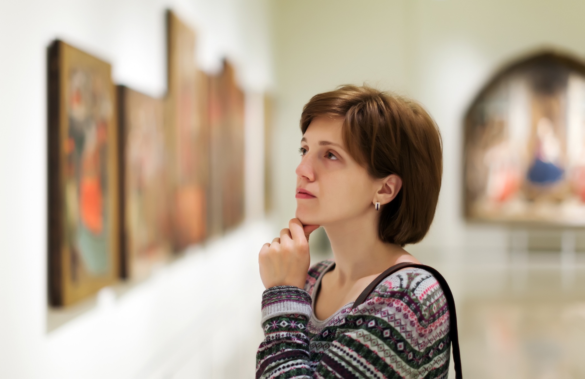 Wnętrze Muzeum Narodowego w Warszawie z eksponatami sztuki i zwiedzającymi.